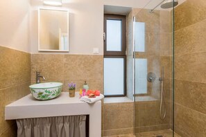 Shower, eco-friendly toiletries, hair dryer, towels - Astarte Villas - Neema Private Villa with Pool (RVF4+3X3 Arkadii, Greece)