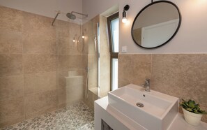 Douche, articles de toilette écologiques, séchoir à cheveux