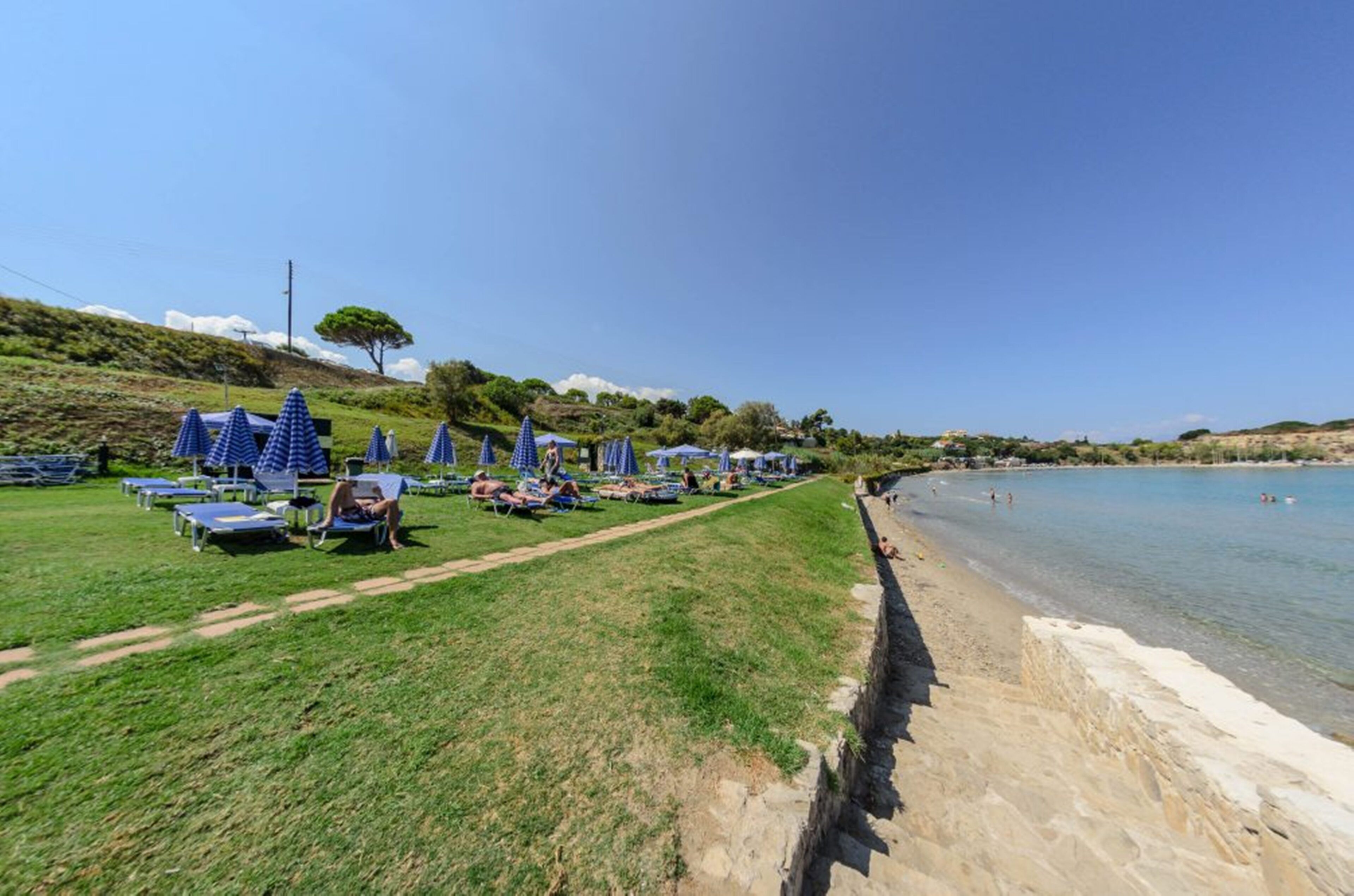 Playa en los alrededores, camastros y toallas de playa 