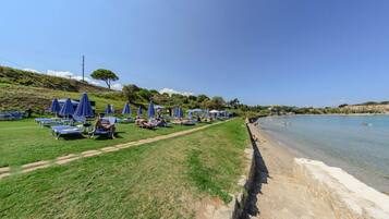 Playa en los alrededores, camastros y toallas de playa