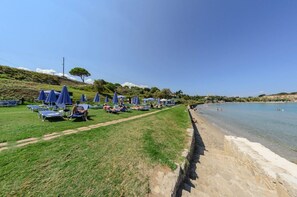 In Strandnähe, Liegestühle, Strandtücher