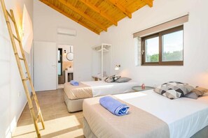 3 bedrooms, in-room safe, iron/ironing board, travel cot