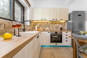 Fridge, microwave, oven, stovetop - Astarte Villas - Neema Private Villa with Pool (Zakynthos)