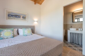 3 bedrooms, in-room safe, iron/ironing board, travel cot - Astarte Villas - Neema Private Villa with Pool (Zakynthos)