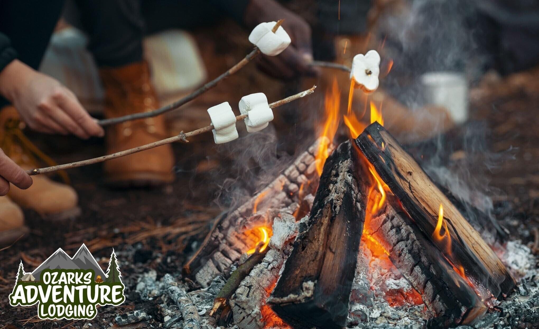 Een kampvuur met marshmallows die geroosterd worden.