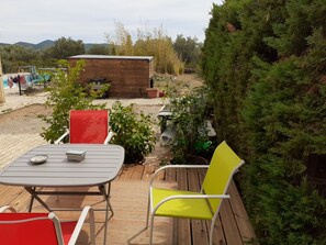 Outdoor dining - Small detached house (Saint-Jean-de-Fos)