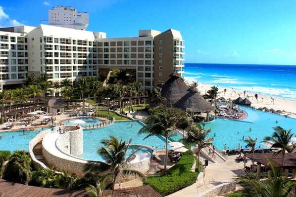 Alberca al aire libre y alberca climatizada