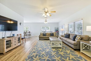 TV, Netflix, DVD player, books - A BLUE HORIZON, A perfect getaway anytime of the year! (St. George Island)