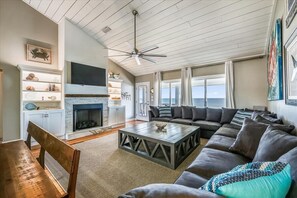 Televisio, takka, DVD-soitin, stereot