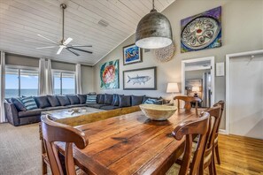 Télévision, cheminée, lecteur de DVD, chaîne hi-fi