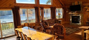 Televisión y chimenea