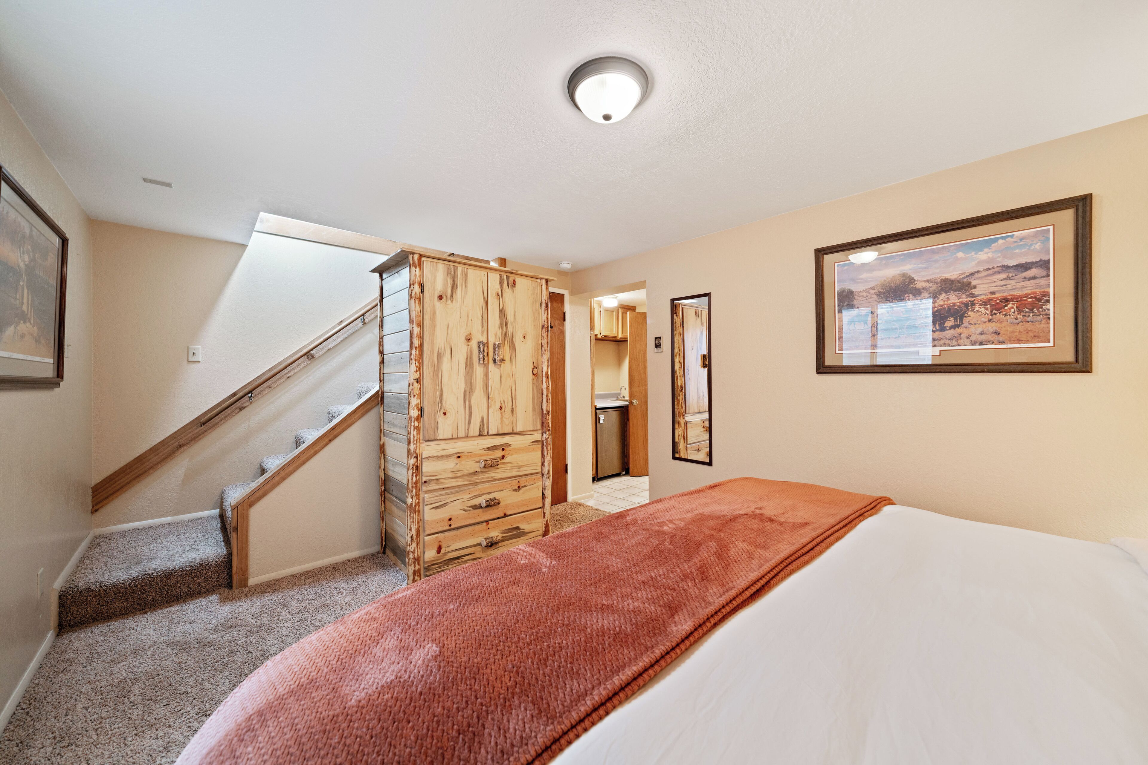 4 bedrooms, travel crib, WiFi, bed sheets