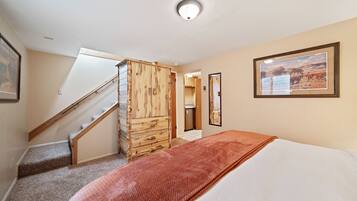 4 bedrooms, travel crib, WiFi, bed sheets