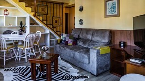 Apartment | Living area | 32-inch LED TV with satellite channels, TV, smart speakers - Locar-in Gramado Cobertura Duplex Centro (Gramado)