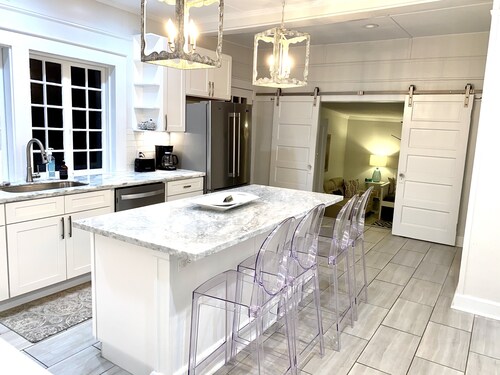 Heart of Old Town Bay St. Louis - Crown Jewel with pool!