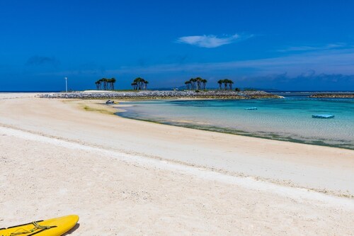 Private accommodation along the beach BBQ while looking at the sea Inside the Fukugi trees in Bise / Kunigami-gun Okinawa