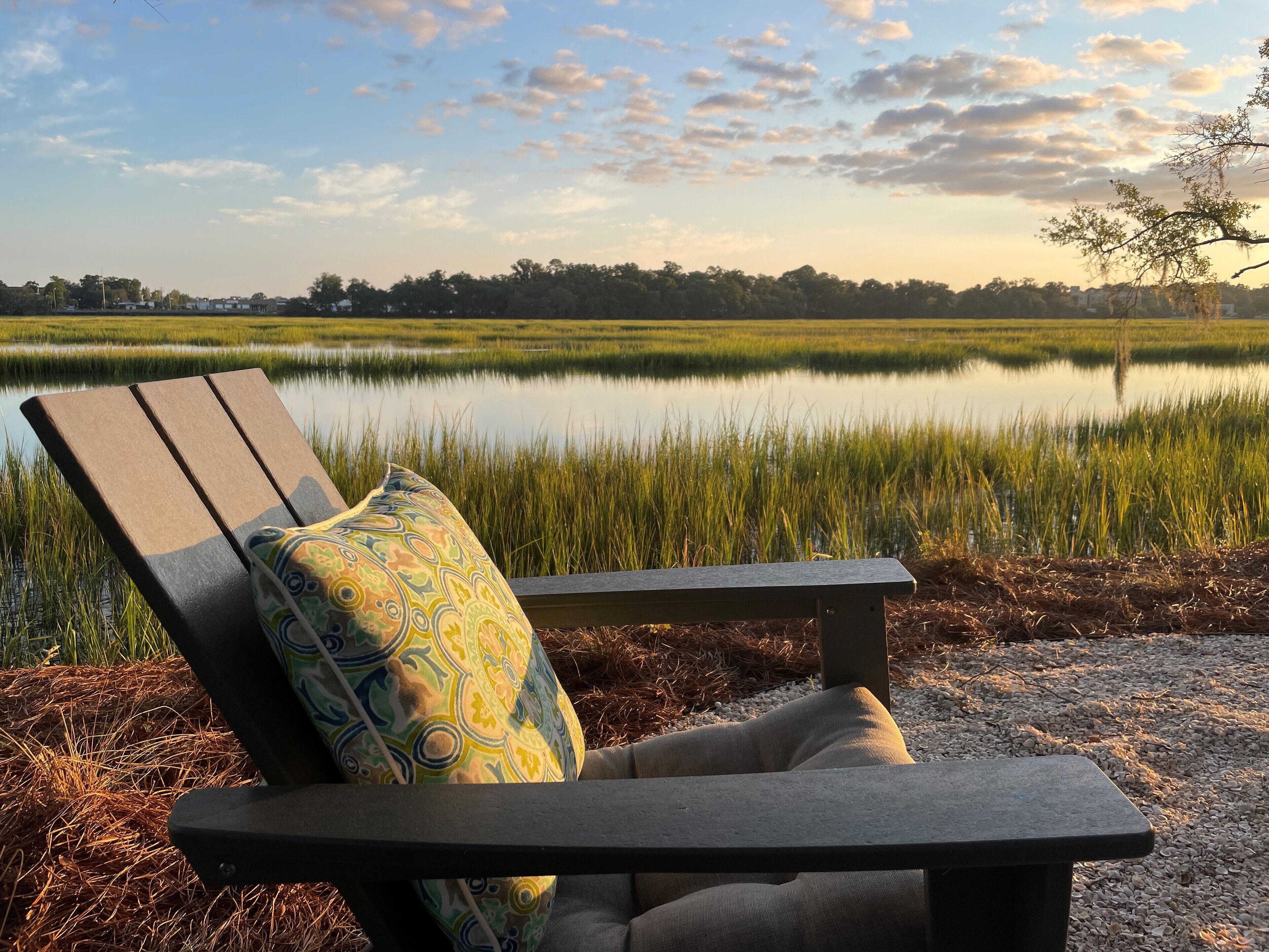 The "Beaufort Breeze" Five Minutes from Historic Beaufort with Marsh and Dock! 