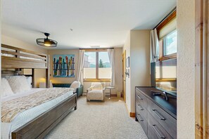3 bedrooms, iron/ironing board, internet, bed sheets