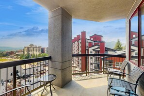 Property grounds - Ski-in/ski-out condo with mtn. & city views, central AC, & shared hot tub (Steamboat Springs)