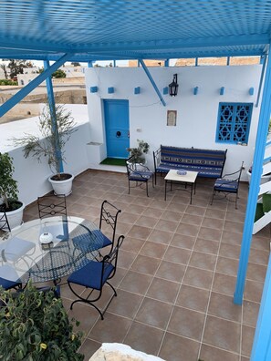 Outdoor dining - Dar Lola, guest house in the medina (Houmt Souk)
