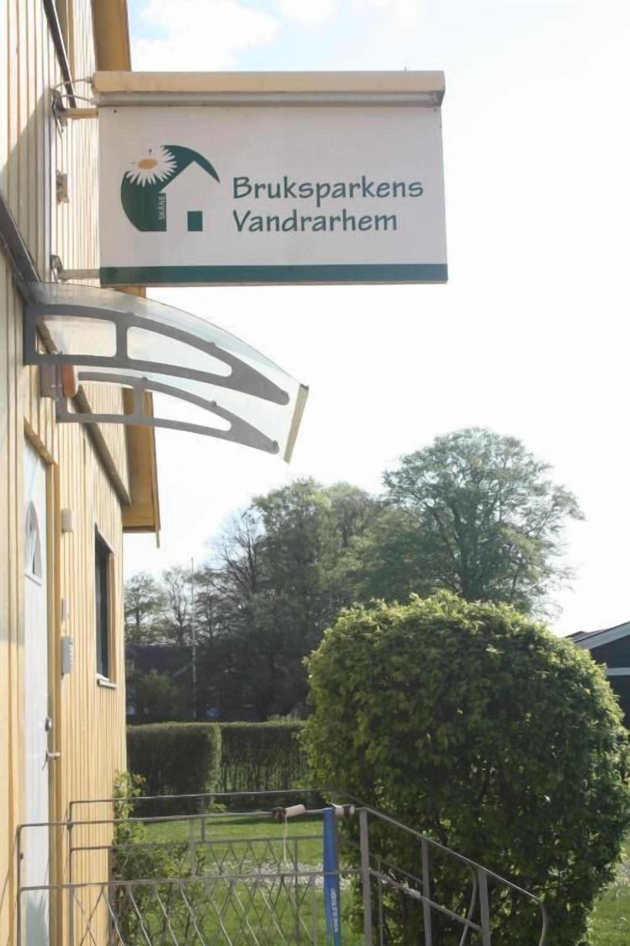 A sign for Bruksparkens Vandrarhem with a logo and text.
