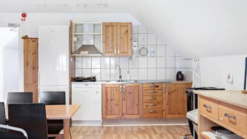 Geladeira grande, micro-ondas, fogĂŁo, cooktop