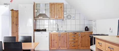 Stort kylskÄp, mikrovÄgsugn, ugn och spishÀll