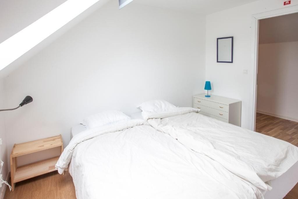 Basic-værelse med dobbeltseng eller 2 enkeltsenge (WC in room, shared shower) | Premium-sengetøj, skrivebord, lydisolering, gratis Wi-Fi