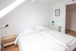 Quarto casal ou duplo básico (WC in room, shared shower) | Roupas de cama premium, escrivaninha, quartos à prova de som