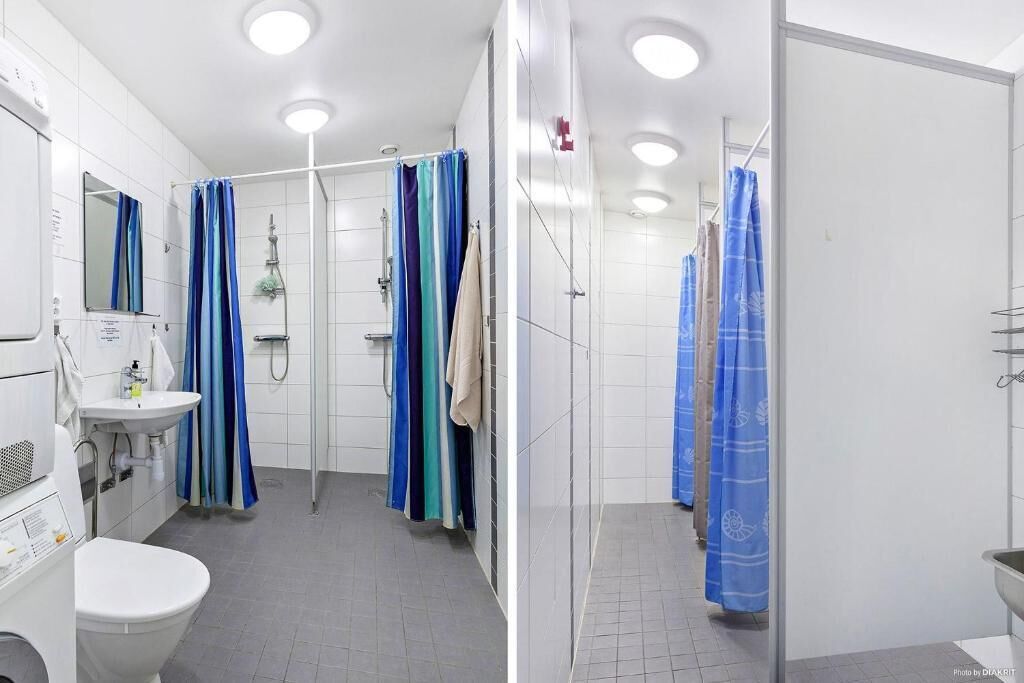 Ett modernt badrum med toalett, handfat och duschutrymme.