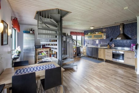 Refrigerador con freezer, microondas, horno, placa de cocina. Bruksparkens Vandrarhem