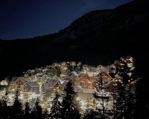 Skicycleoisans 4 * rated accommodation with direct piste access in Oz en Oisans