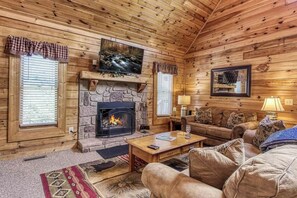 Een televisie, een open haard en boeken