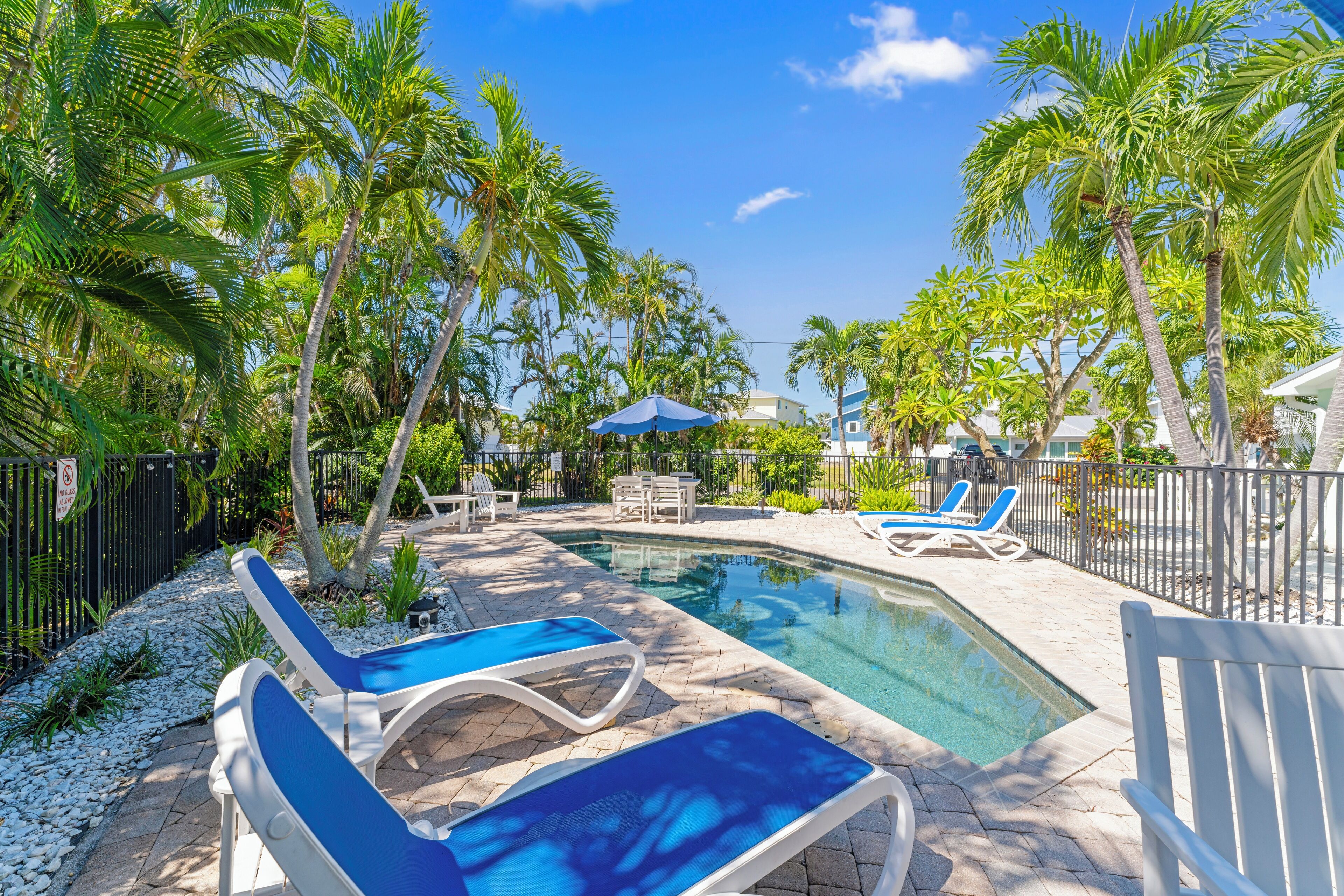 Utomhuspool och uppvärmd pool