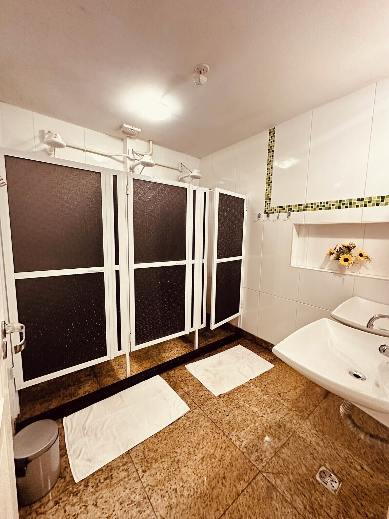 quarto estúdio - banheiro compartilhado | bathroom | shower, hair dryer, towels, soap