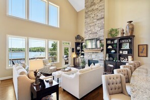 Smart TV, fireplace, books, stereo - New to VRBO! Big water views, private dock, pool table, 15 min Clemson! (Seneca)