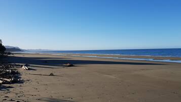 Beach nearby, sun-loungers, beach towels