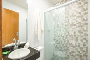 Habitación triple estándar | Baño | Ducha y toallas