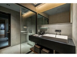 Secador de pelo y toallas