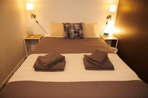 1 室のベッドルーム、デスク、アイロン / アイロン台、WiFi (無料)