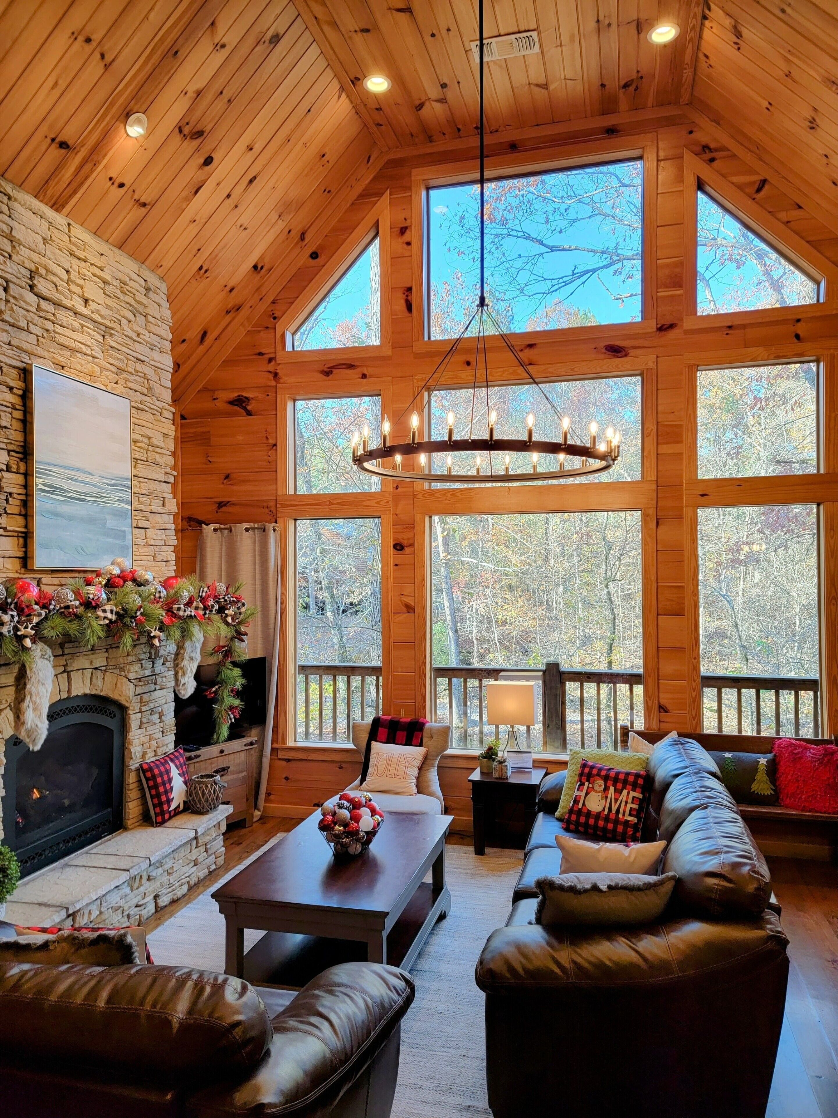 Smart TV, chimenea, reproductor de DVD y futbolito 