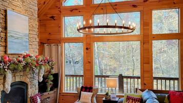 Smart-tv, een open haard, een dvd-speler en tafelvoetbal