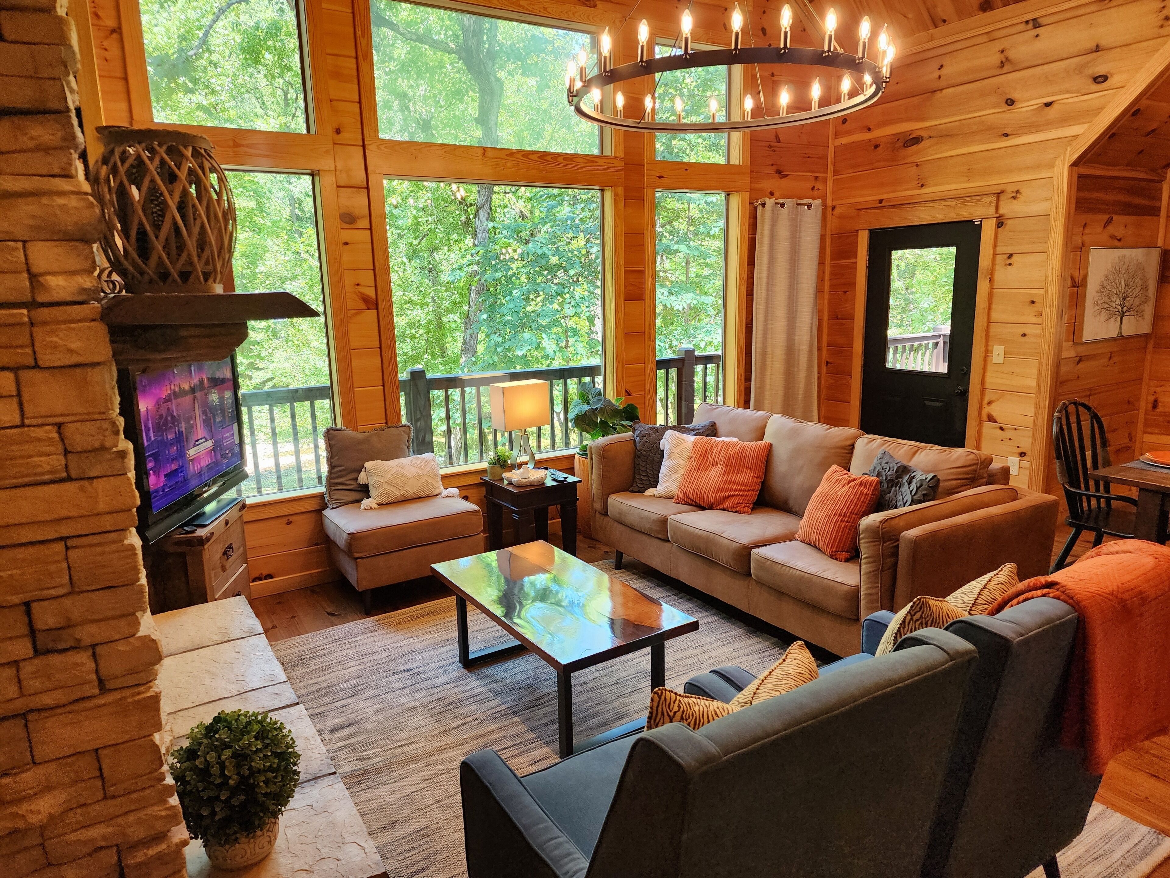 TV connectée, cheminée, lecteur de DVD, baby-foot