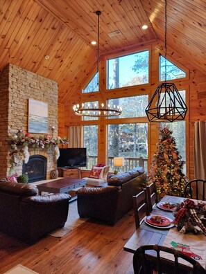 Älytelevisio, takka, DVD-soitin, pöytäjalkapallopöytä