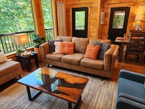 Una Smart TV, una chimenea, un reproductor de DVD, un futbolín