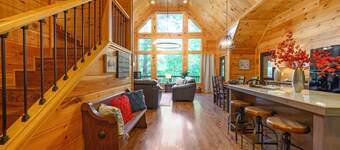 💯% Kids LOVE it! 💦Creek, Walk to🍕☕🍧🍷dogs🐾1.5 Acres, EV🚗 Hot Tub🔥 & Bunks