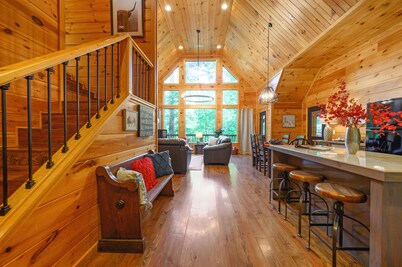 💯% Kids LOVE it! 💦Creek, Walk to🍕☕🍧🍷dogs🐾1.5 Acres, EV🚗 Hot Tub🔥 & Bunks