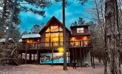 💯% Kids LOVE it! 💦Creek, Walk to🍕☕🍧🍷dogs🐾1.5 Acres, EV🚗 Hot Tub🔥 & Bunks
