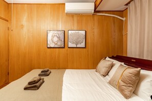 5 bedrooms, desk, iron/ironing board, free WiFi