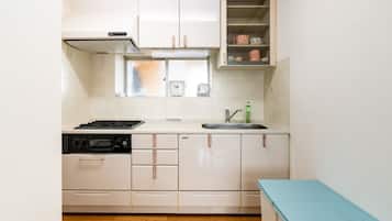 Kühlschrank, Mikrowelle, Herdplatte, Kochgeschirr/Geschirr/Besteck